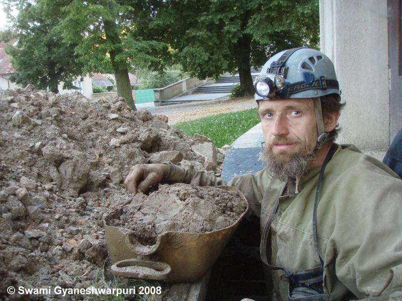 Marek Gyaneshwarpuri- těžba sedimentu z barokní kanalizace pod ambity a rájským dvorem chrámu Panny Marie ve Křtinách. Foto: samospoušť 2008.