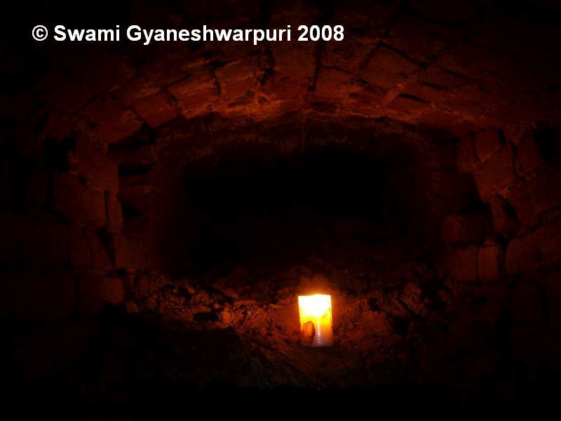 Objevená barokní kanalizace pod ambity a rájským dvorem - chodba pod jižním ambitem. Foto: Marek Gyaneshwarpuri (2008).