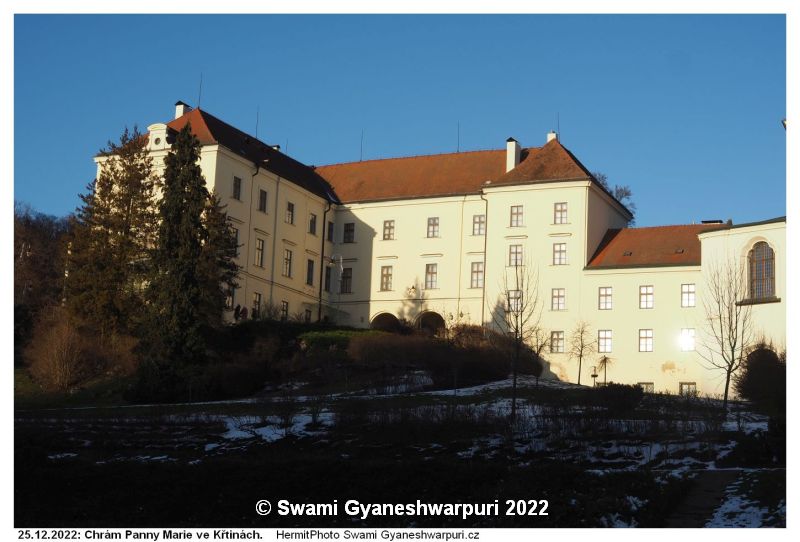 Křtinský zámek, bývalá premonstrátská rezidence, v jehož sklepení má být ukryto dvanáct stříbrných soch apoštolů v životní velikosti