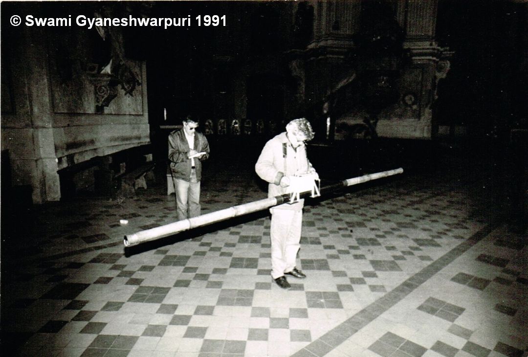 Geofyzikální měření v chrámu Panny Marie ve Křtinách. R. Záhora (vpravo) a Vladimír Hašek (vlevo). 1991.