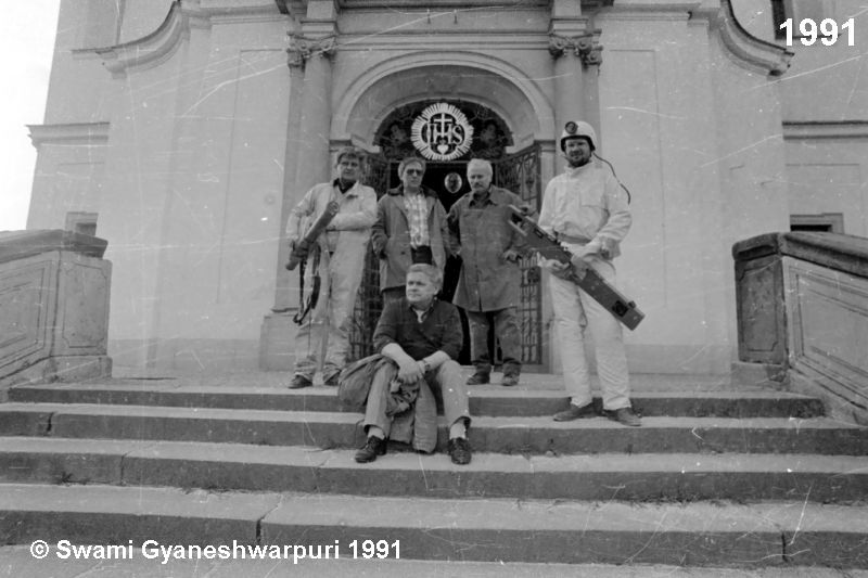 Geofyzikové ve Křtinách. Na fotografii stojící: R. Záhora, V. Hašek, S. Mayer a ?. Sedící: A. Novotný (1991).