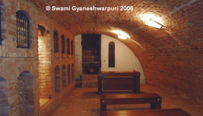 Současný stav Hlavní krypty pod chrámem Panny Marie ve Křtinách s pietně uskladněnou kostnicí (2006).