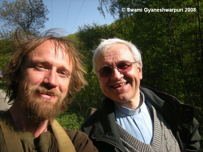 Poustevník Marek Gyaneshwarpuri a křtinský farář P. Jan Peňáz ve Křtinském údolí u Býčí skály v roce 2009.