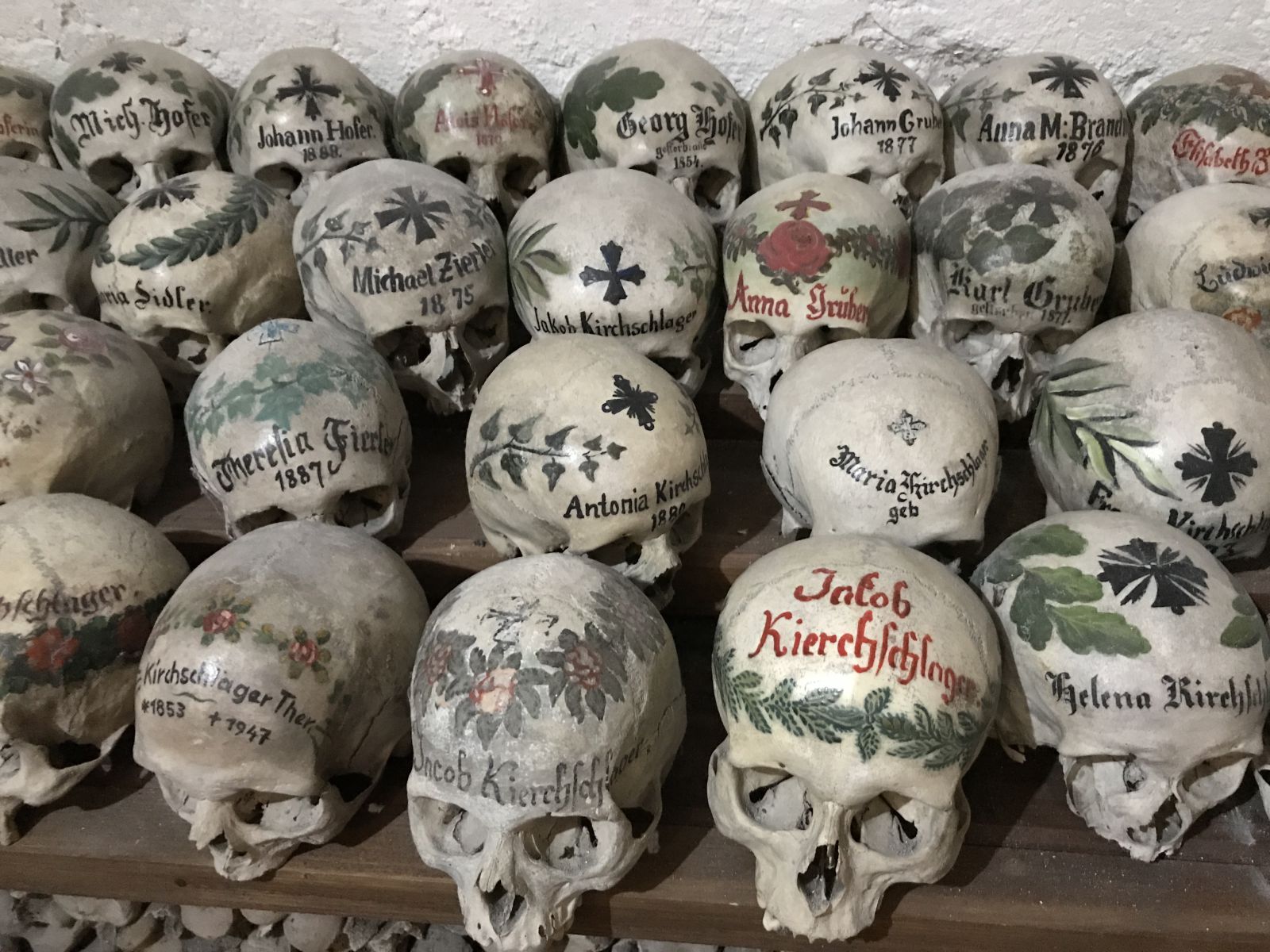 Ukázka malovaných lebek z Hallstattu v Rakousku ve své zlidovělé podobě. Foto: stažené z internetu.