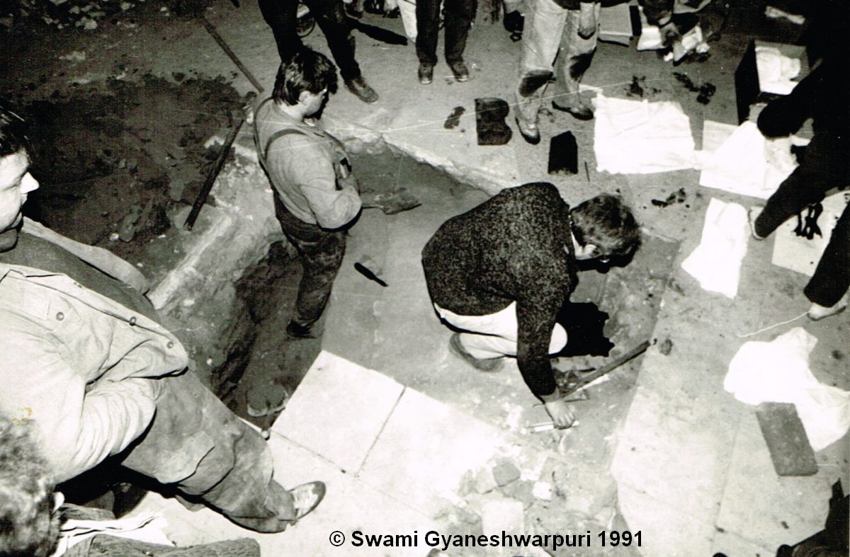 Archeologický výzkum hrobky opata Matušky v před oltářem sv. Jana a Pavla v chrámu Panny Marie ve Křtinách. Na fotografii Josef Unger (1991).