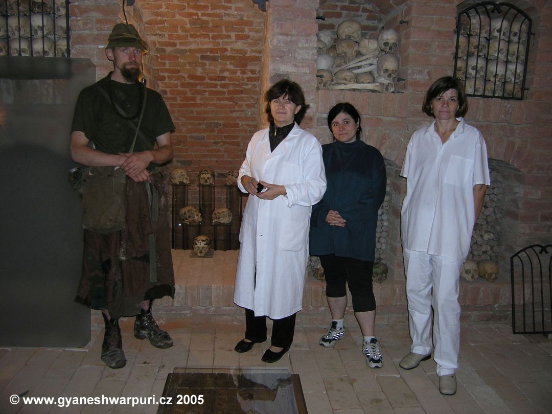 Návrat pomalovaných lebek z odborného antropologického zkoumání zpět do podzemí chrámu Panny Marie v roce 2005 - Hlavní krypta. Na fotografii uprostřed  RNDr. Ladislav Horáčková, V právo od ní MUDr. Lenka Benešová - Vargová. Mne doufám poznáváte.
