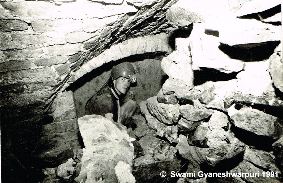 Průzkum zazdívek krypty pod věží chrámu Panny Marie ve Křtinách. Na fotografii Jiří Šenkyřík. Foto: Marek Šenkyřík (1991).