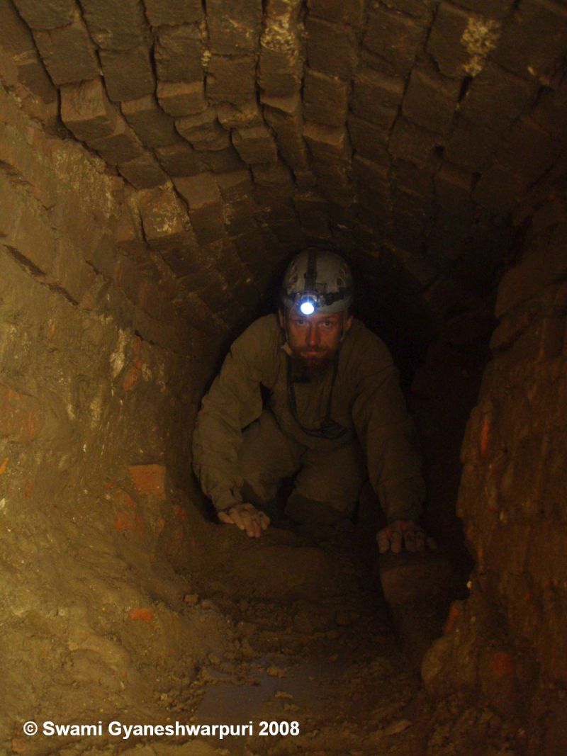 Objevená barokní kanalizace pod jižním ambitem chrámu Panny Marie ve Křtinách. Na fotografii Marek Gyaneshwarpuri (2008).