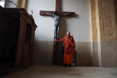 U kříže v zadní části chrámu Svámí Gyaneshwarpuri