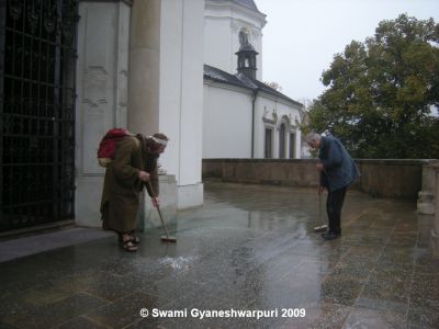 P. Jan Peňaz a poustevník Marek Gyaneshwarpuri před chrámem Panny Marie ve Křtinách (2009).