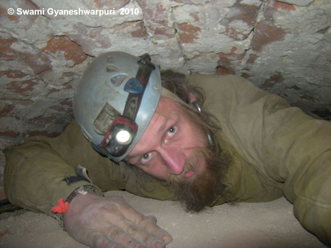 Průzkum dutin v pilíři s kazatelnou chrámu Panny Marie ve Křtinách - Marek Gyaneshwarpuri. Foto: samospoušť 2010.