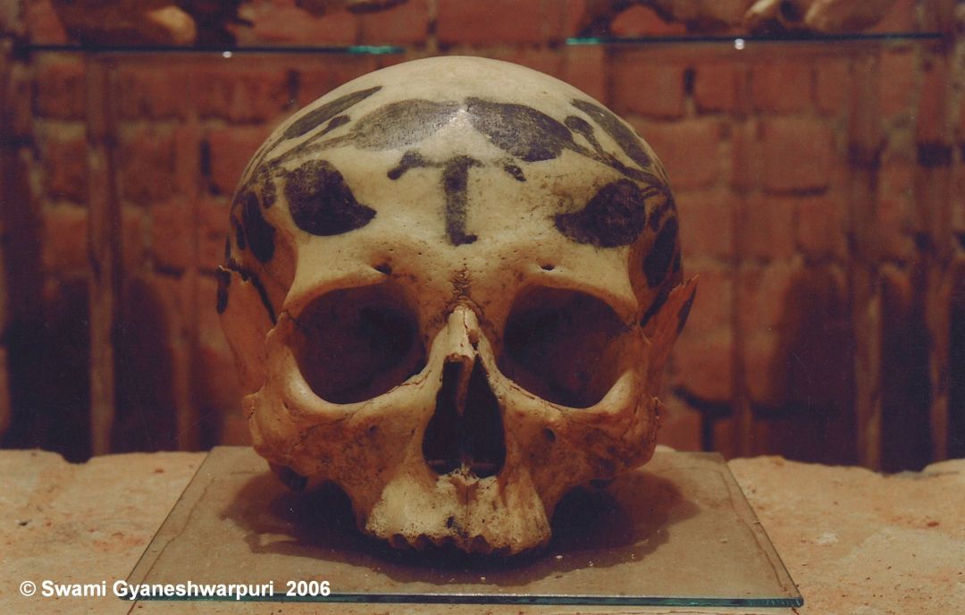 První objevená Křtinská pomalovaná lebka (2006).
