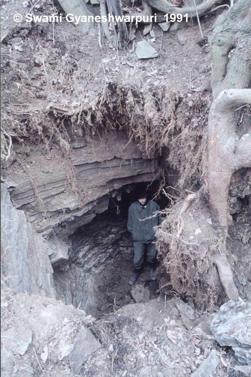 Objevený sklípek za včelínem v prostoru zámku ve Křtinách (1991).