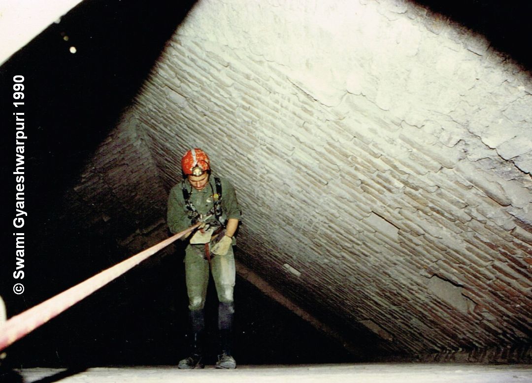 Slaňování do dutiny uvnitř pilíře. Na fotografii statečně Radovan Drtil (1990).
