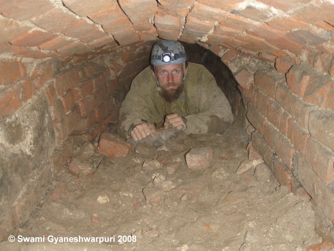Vstupní chodba do systémku pod jižním ambitem chrámu Panny Marie ve Křtinách. Na fotografii Marek Gyaneshwarpuri (2008).