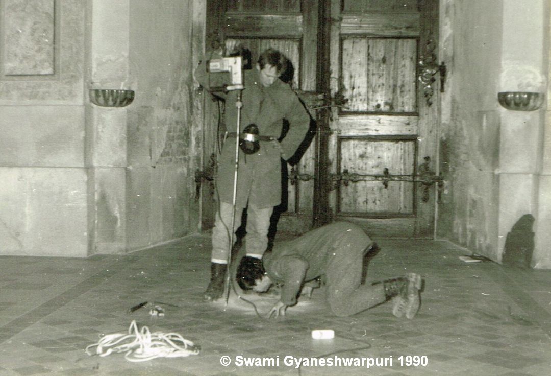 Historický vrt jimž byla navrtána neznámá krypta pod věží - ossárium. Stojící s vrtačkou Marek Šenkyřík, vlečící Zdenek Foltýn. (1990).