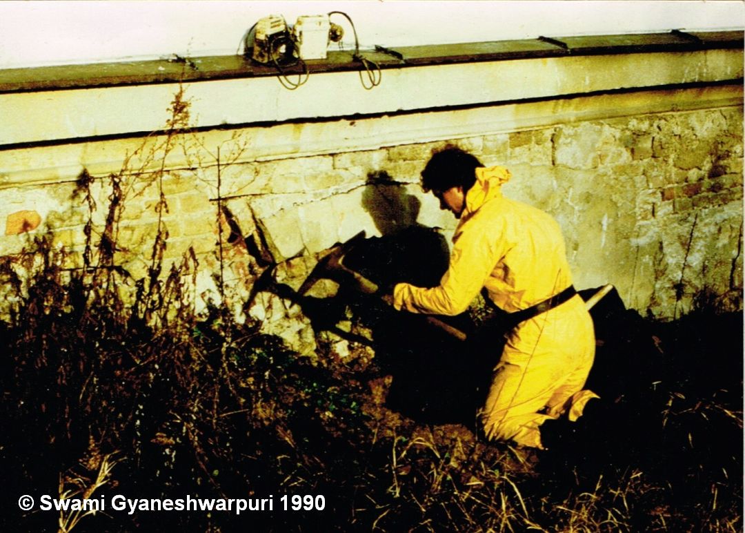 1. prosinec 1990 pronikáme výkopem do větrací chodbičky, kterou jsme vstoupili do krypty pod chrámem Panny Marie (1990).