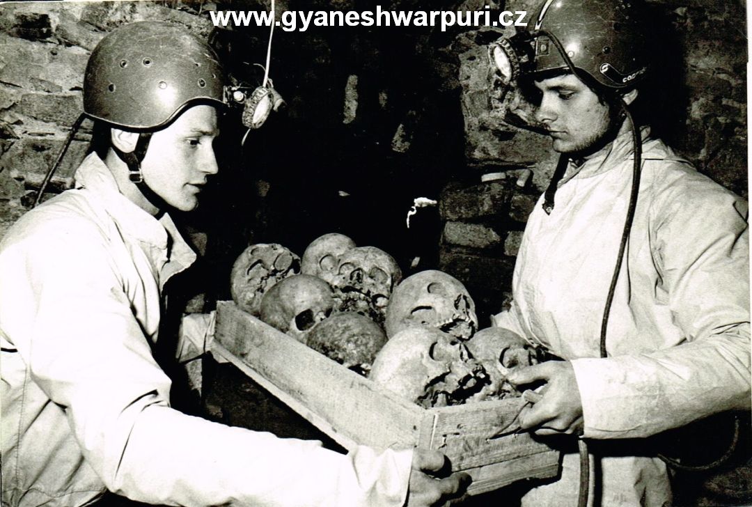 Kostnice připravovaná k transportu na Anatomický ústav LM MU v Brně. Radovan Drtil (vpravo)  a Marek Šenkyřík (vlevo). Foto: Igor Zehl 1991. 